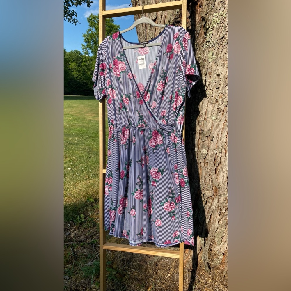 CHARLOTTE RUSSE DRESS 3X can fit 4X/5X Stretchy Faux Wrap Navy Pin Stripe Floral